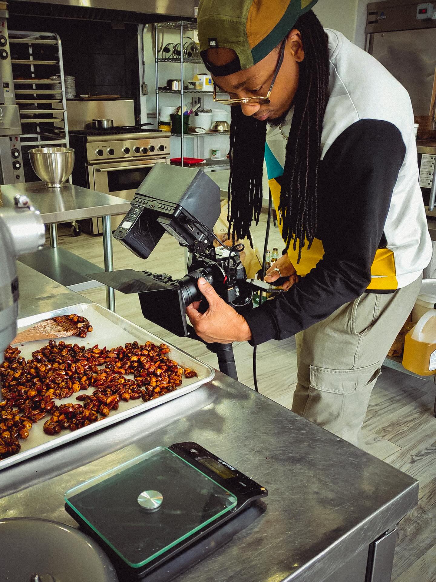 🎬 Dans les coulisses de notre tournage pour une pâtisserie.
Mettre en valeur le savoir-faire artisanal et les produits uniques de nos clients, c’est ce qui nous motive à chaque projet.

#BehindTheScenes #MontrealProduction #FoodPhotography #FoodVideo #Cinematography #VideoProduction #MontrealFoodies #CreativeStudio #ProductionsNordSud #FoodLovers
